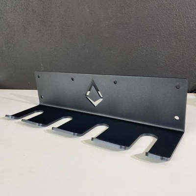 Suporte metálico de parede com quatro ganchos e recorte em diamante
