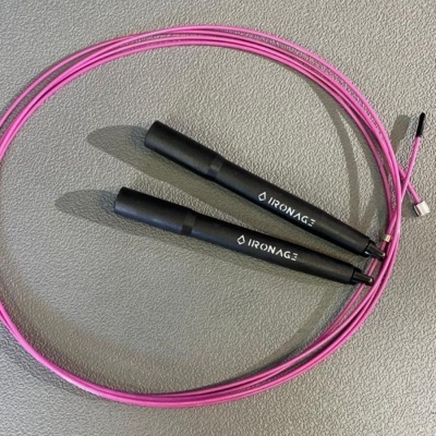 Corda de saltar preta e rosa com marca IRONAGE