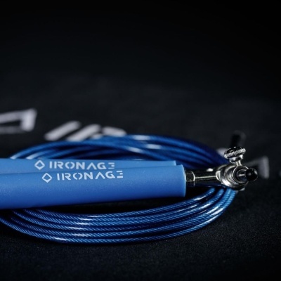Corda de saltar azul com pegadores e marca IRONAGE