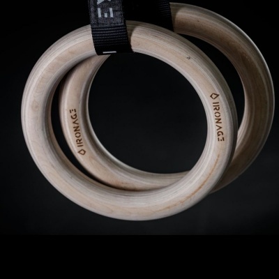 Par de argolas de treino em madeira clara com fitas pretas