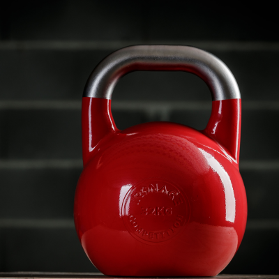 Kettlebell vermelho com pega metálica e indicação de 32KG