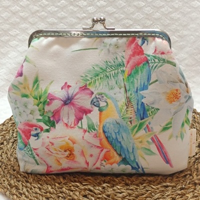 Carteira em tecido com estampado colorido de flores e papagaios com fecho metálico