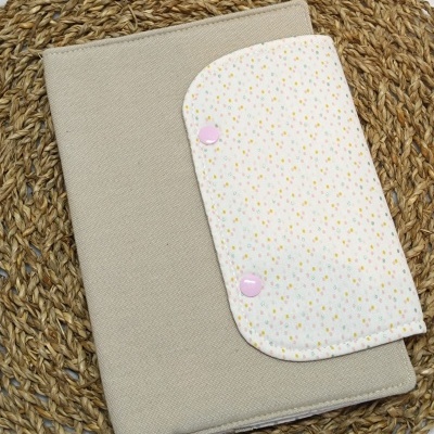 Estojo bege com aba branca de pontos coloridos em base trançada