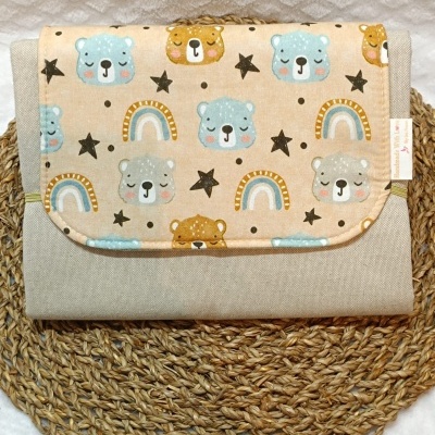 Carteira de tecido bege com aba estampada com ursinhos e desenhos coloridos