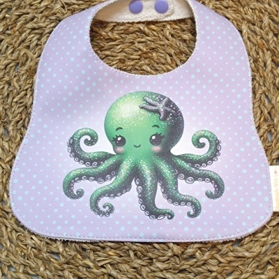 Babete lilás com bolinhas e estampa de polvo verde