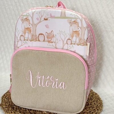 mochila infantil com padrão de animais e nome bordado Vitória