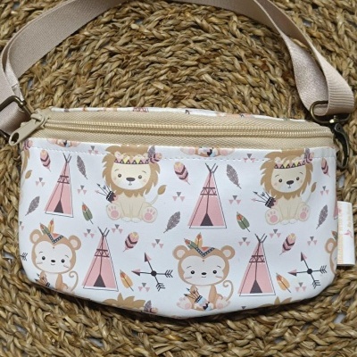 Carteira de cintura estampada com desenhos infantis de leões, macacos, tendas, plumas e flechas
