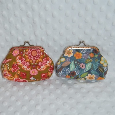 Dois porta-moedas florais em tecido com fecho metálico