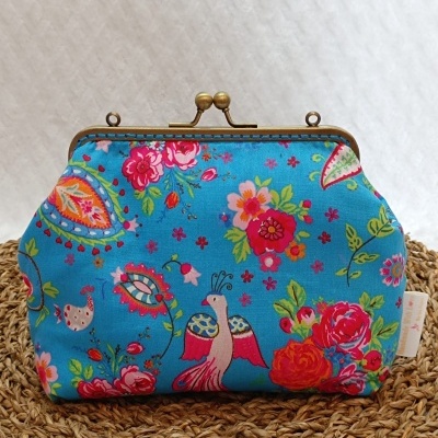 Carteira de tecido azul com padrão floral e pássaros, fecho metálico dourado