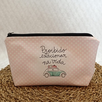 Estojo rosa claro com bolinhas brancas e ilustração de carro com texto em português