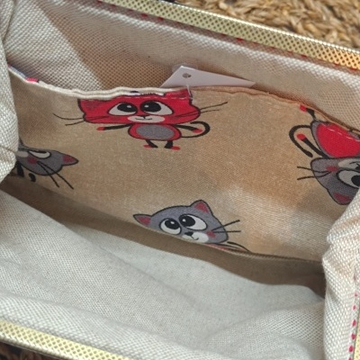 Interior de carteira ou porta-moedas com padrão de gatos cartoon em tecido bege