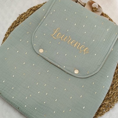 Mochila verde com detalhes dourados e nome bordado Lourenço