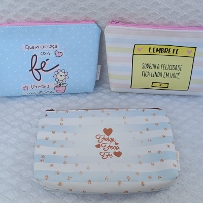 Três bolsas coloridas com textos inspiradores e padrões de bolinhas e riscas sobre fundo branco.