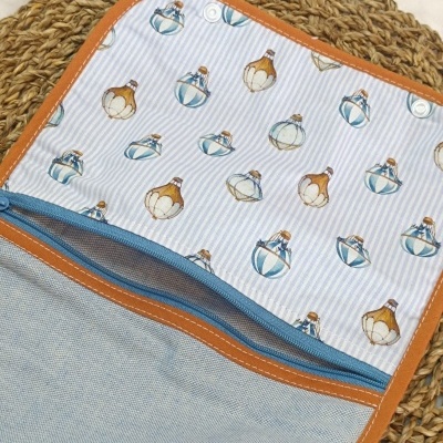 Carteira azul claro com interior estampado de balões e fecho azul