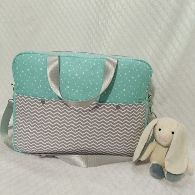 Mala azul-clarinho com estrelas brancas e bolso cinzento zig-zag com peluche coelho creme
