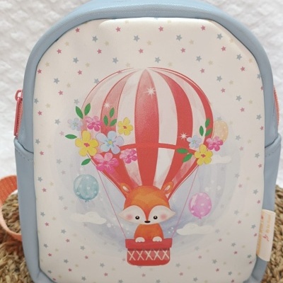Mochila azul com balão de ar quente e raposa desenhado