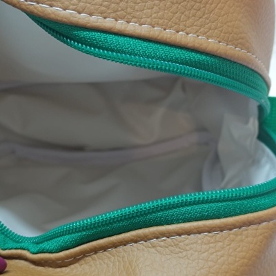 Bolsa castanha com fecho azul esverdeado e interior cinzento claro