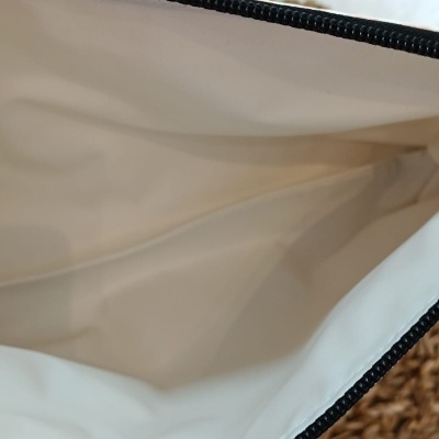 Interior de bolsa branca com fecho preto