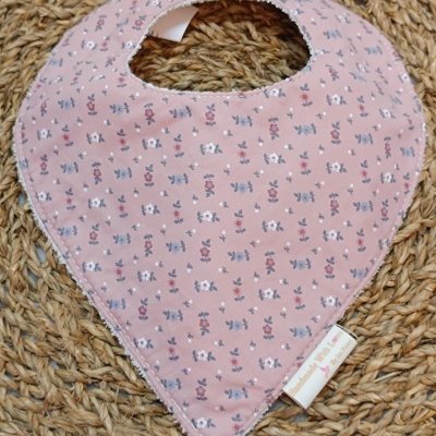 Babete rosa com padrão floral e etiqueta handmade