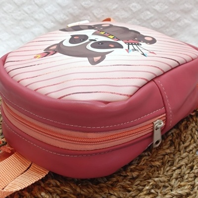 Mochila infantil rosa com guaxinim estampado e fecho de correr laranja