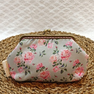 Carteira de tecido cinzento com padrão floral de rosas cor-de-rosa e fecho metálico dourado