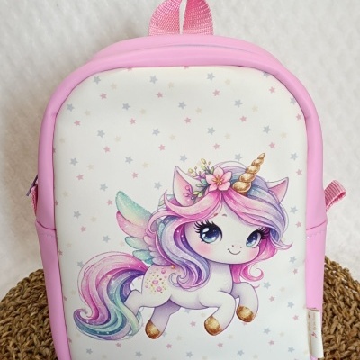 Mochila cor-de-rosa com estampa de unicórnio colorido e estrelas
