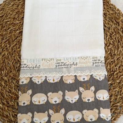 Toalha branca com faixa estampada de animais dormindo e texto goodnight, hush, I LOVE YOU