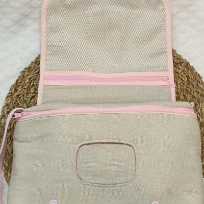 Estojo de tecido cinzento claro com fechos de correr cor de rosa e bolso de rede no interior