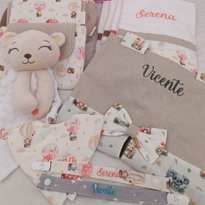 Conjunto de artigos para bebé com peluche, babete e acessórios personalizados