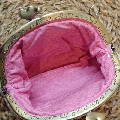 Carteira pequena com fecho em forma de corações e interior rosa