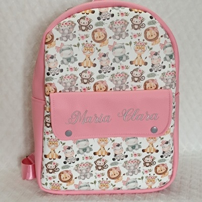 Mochila infantil rosa com estampa colorida de animais e nome personalizado