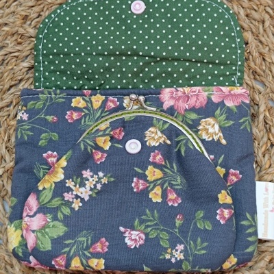 Bolsa de tecido floral azul com interior verde às bolinhas e fechos