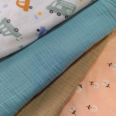 tecidos dobrados de algodão com vários padrões e cores