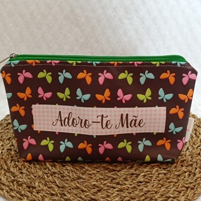 Estojo castanho com borboletas coloridas e texto Adoro-te Mãe