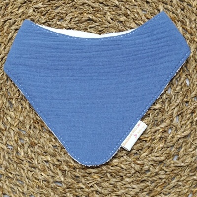 Babete triangular azul com etiqueta em esteira trançada