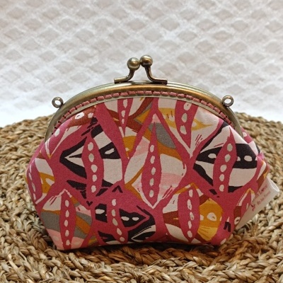 Carteira pequena com fecho em metal e tecido estampado colorido