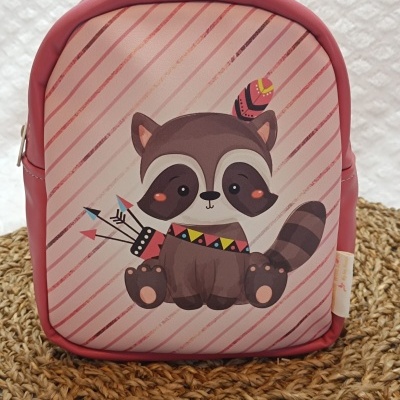 Mochila vermelha com desenho de guaxinim e riscas diagonais cor de rosa