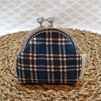 Carteira pequena tipo porta-moedas xadrez azul e branco com fecho metálico prateado