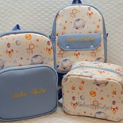 Conjunto de mochilas e bolsa com tema espacial e nomes bordados