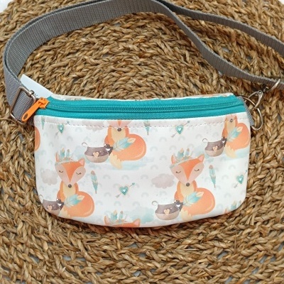 Pochete com padrão de raposas e fecho azul