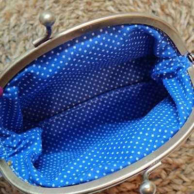 Carteira pequena com interior azul e bolinhas brancas