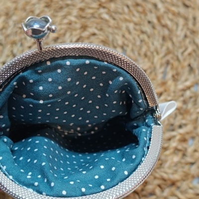 Carteira azul com bolinhas brancas e fecho metálico prateado