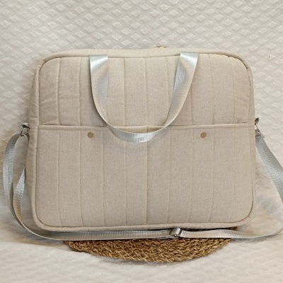 Mala tipo pasta acolchoada bege com alças prateadas e correia ajustável