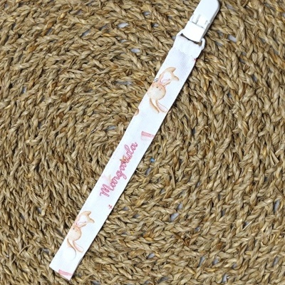 Fita de tecido estampada com coelhos e texto sobre tapete de fibra trançada