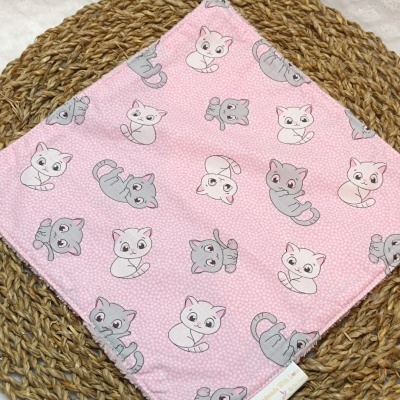 Toalha cor-de-rosa com padrão de gatos brancos e cinzentos, etiqueta e suporte redondo de fibra natural