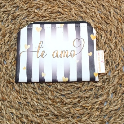 Bolsa pequena riscas pretas e brancas com corações e texto te amo