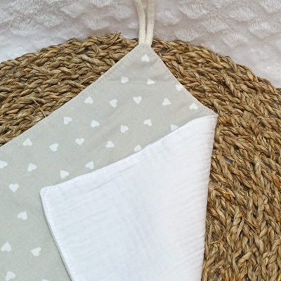 Pano de cozinha com padrão de corações e tapete de palha