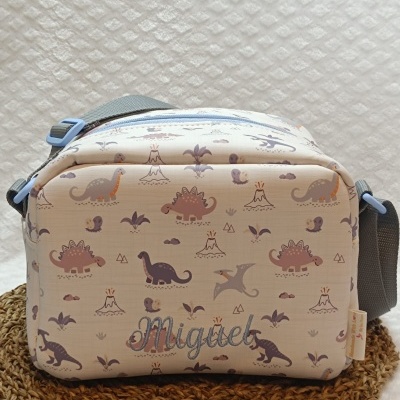 Mala com padrão de dinossauros e nome Miguel bordado