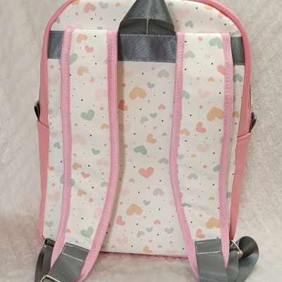 Mochila com padrão de corações pastel e alças cinzentas