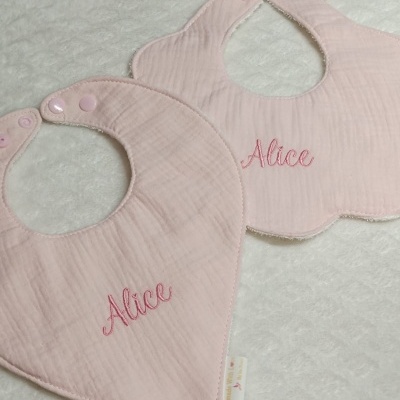 Dois babetes cor-de-rosa com nome Alice bordado e fechos de mola rosa